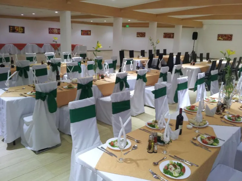 Salón de eventos preparado para banquete