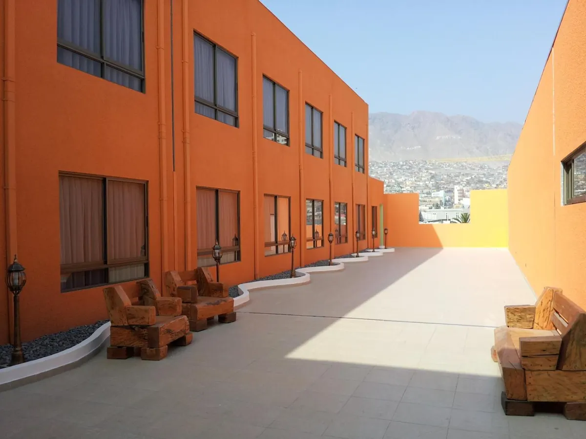 Fachada exterior con vista a la cordillera
