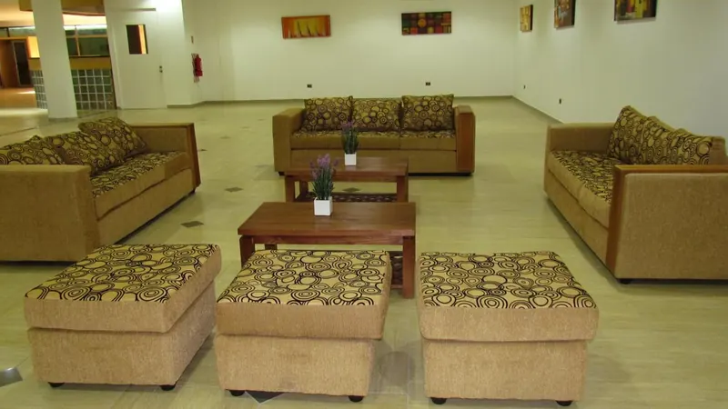 Lounge interior con sofás y mesas de centro