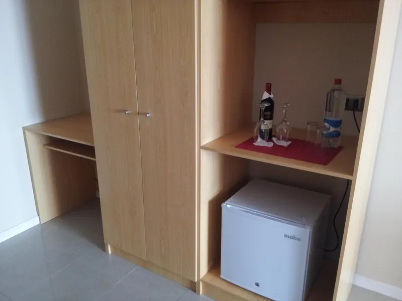 Frigobar y closet en la suite