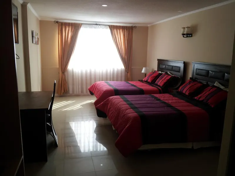Habitación con ventanal y luz cálida