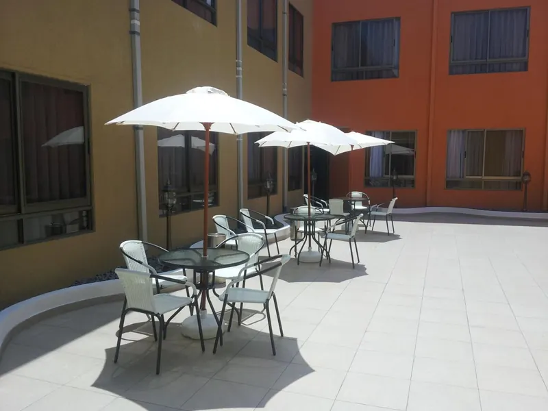 Terraza exterior con sombrillas y mesas