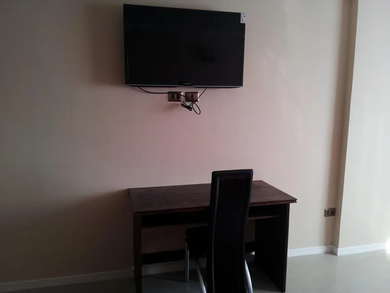 Área de trabajo con escritorio y TV